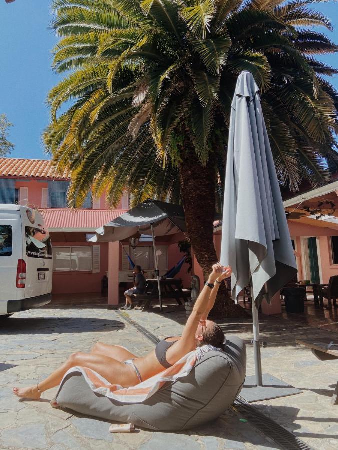Dolphins Backpackers Vandrarhem Sunshine Beach Exteriör bild